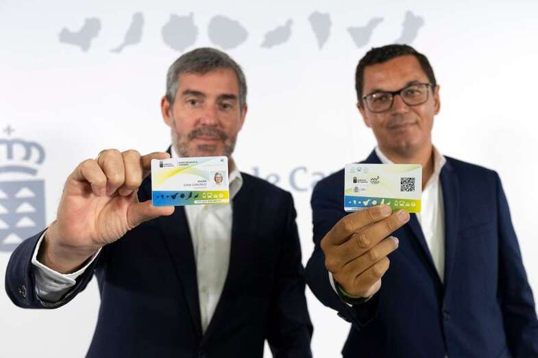 El presidente Fernando Clavijo y el consejero Pablo Rodríguez, con la nueva tarjeta (Foto TA)